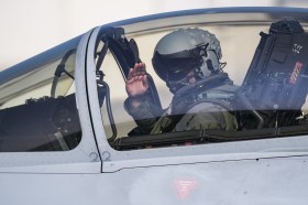 Un pilota all interno di un caccia che si appresta a decollare saluta.