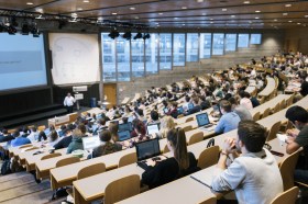 Estudiantes en una universidad suiza