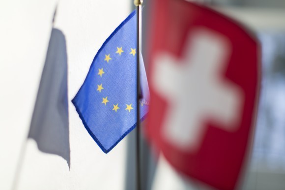 欧盟旗和瑞士国旗