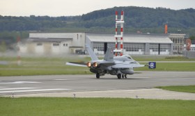 瑞士空軍的一架FA-18大黃蜂戰鬥機正從拜閭機場起飛
