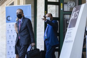 マスクを着用して会場に向かうシリア憲法委員会共同議長ハディ・アルバフラ氏