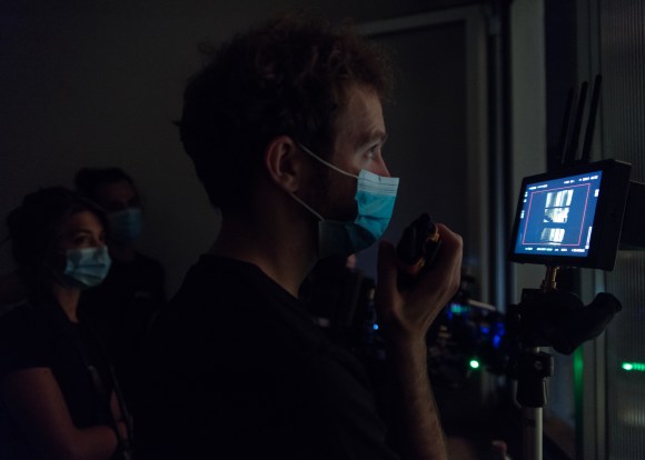 在拍摄毕业影片时，电影导演Nikita Merlini一直盯着摄影机。