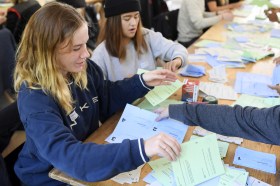 Jóvenes ciudadanos durante el recuento de votos