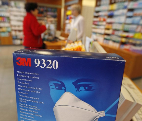 Confezione di mascherine sanitarie in farmacia.