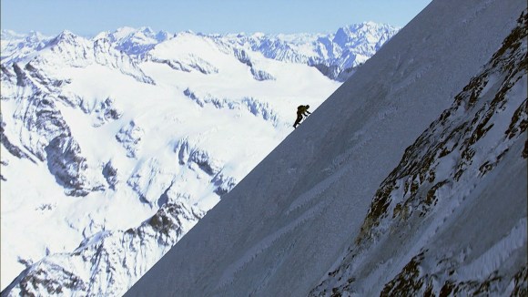 アルプスの稜線上を行く登山家