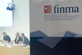 Logo de FINMA y tres hombres en reunión