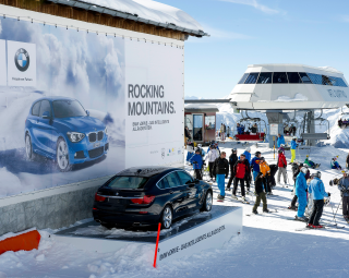 Propaganda de carro num resort de esqui