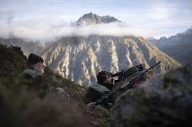 瑞士规模最大的狩猎活动-格劳宾登高山狩猎(Bündner Hochjagd)于本周四(9月3日)拉开帷幕。图为猎人Jaeger Peter Marugg(左)带着儿子Men在格劳宾登州的谢斯勒山(Chessler)高地观察羚羊。