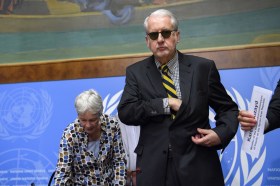 Um homem em uma sala da ONU