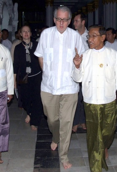 ミャンマー・ヤンゴンの寺院シュエダゴン・パゴダで職員の説明に耳を傾けるピネイロ氏（写真中央）。同氏は07年11月、国連の人権特別報告者として同国を訪問した