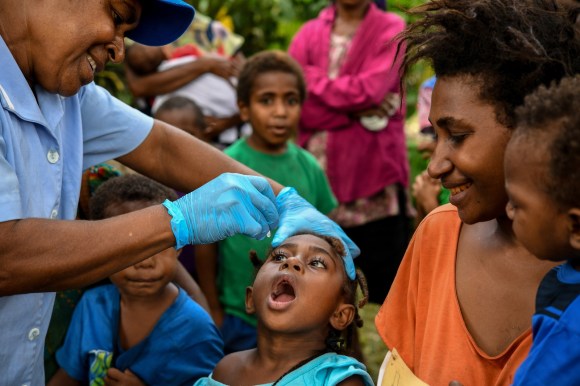 巴布亚-新几内亚的孩子正在服用小儿麻痹疫苗