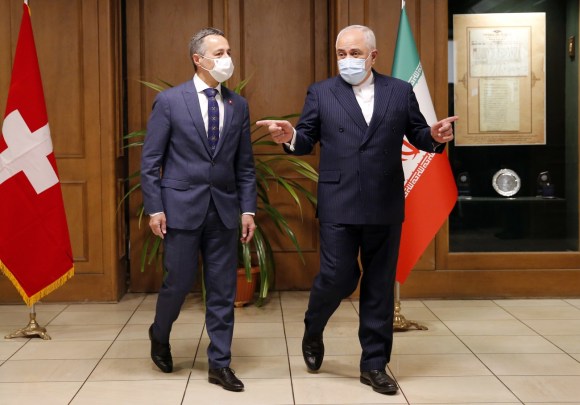 Iranian Foreign Minister Mohammad Javad Zarif (r) welcomes his Swiss counterpart Ignazio Cassis (l)