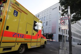 سيارة إسعاف أمام مستشفي في برلين