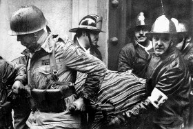 Soldados y bomberos trasladan el cuerpo del presidente Salvador Allende (11.09.1973)