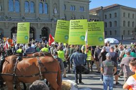 来自瑞士全国各地的农民在国会广场上举行造势活动。