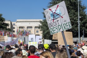 反口罩游行民众在联合国驻日内瓦欧洲总部外集结