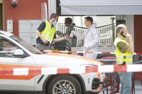 Policiais investigando em um local de crime