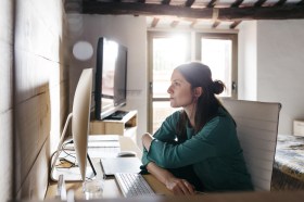 Eine Frau, die auf einen Computerbildschirm blickt