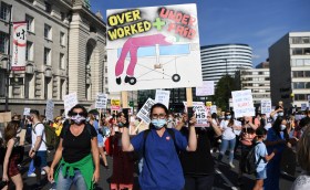 今年7月，英国护士走上伦敦街头，要求提高薪酬并改善工作条件。