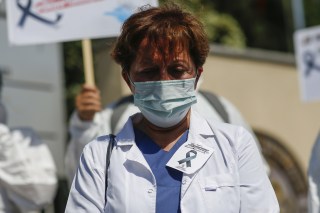 медсестра протестует