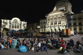 Les militants écologistes sur le parvis du Parlement fédéral à Berne.