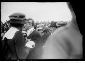 Le président Woodrow Wilson parmi la foule, le jour de la signature du traité de Versailles, le 28 juin 1919