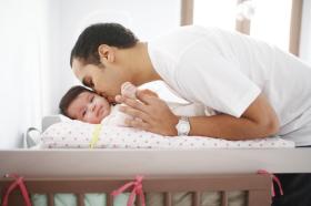 un homme avec son bébé