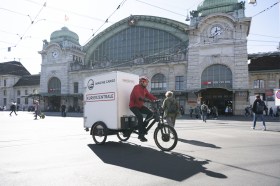 货运单车是城市快递服务的实用交通工具