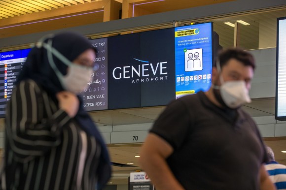 مسافرون في مطار جنيف