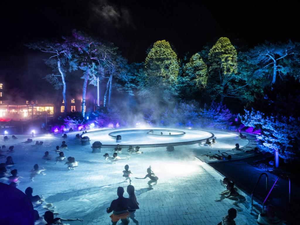 Des baignades illuminées aux Bains de Lavey (VD) SWI swissinfo.ch