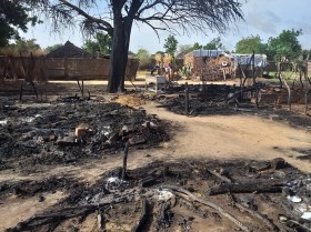 أكواخ تعرضت للحق في بلدة غرب إقليم دارفور بالسودان