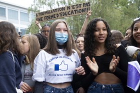 针对“遮羞T恤”举行抗议的女中学生
