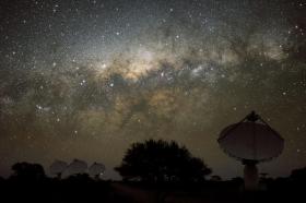 Radiotelescopio fotografato di notte; sopra di esso si vede nitida la volta celeste