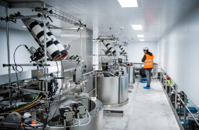 Línea de producción de vacunas en Lonza (Suiza)