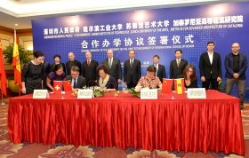 2015年7月苏黎世艺术大学校长Thomas Meier与中国的哈尔滨工业大学签署合作办学协议。