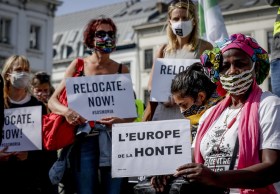 تظاهر مدافعون عن حقوق الإنسان أمام البرلمان الأوروبي في بروكسل