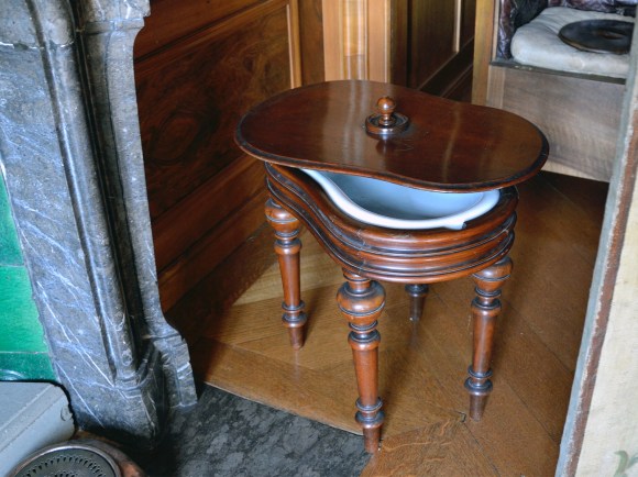 Vieux bidet en bois et faïence.