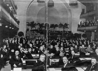 1920年11月15日、ジュネーブで開かれた国際連盟第1回総会。年次総会は1929年までローヌ通りの端にある宗教改革会館で行われた。その事務局は、隣接するヴィクトリア・ホテルに置かれた