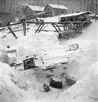 弹药库爆炸后，在Kandertal的Blausee-Mitholz地区碎石瓦砾和雪混在一起。摄于1947年12月