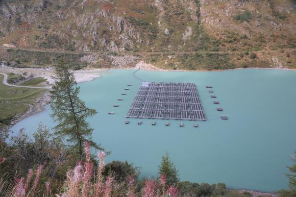漂浮在湖面上的太阳能电池板