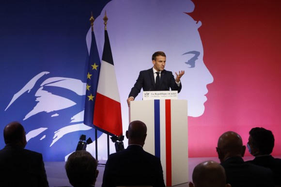 الرئيس الفرنسي يلقي خطابا أمام أشخاص