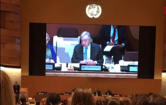 会議場のスクリーンに映るグテーレス国連事務総長