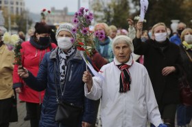 Mujeres mayores se manifiestan en Minsk