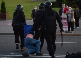 Las fuerzas de seguridad retiran a un manifestante