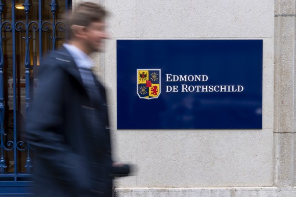 A sign for Edmond de Rothschild