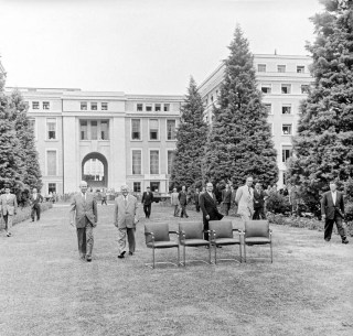 集合写真の撮影場所に向かうソ連のニコライ・ブルガニン首相、ドワイト・アイゼンハワー米大統領、エドガー・フォール仏閣僚評議会議長、アンソニー・イーデン英首相。1955年7月18日
