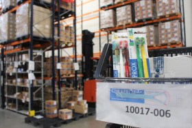 Estantes de produtos e escovas de dentes