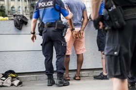 Policial prendendo um homem negro