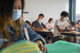 Estudantes portando máscaras em aula