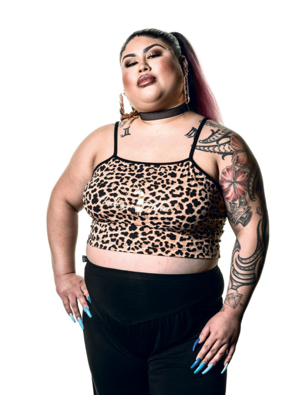 Jeune femme trop grosse en top léopard